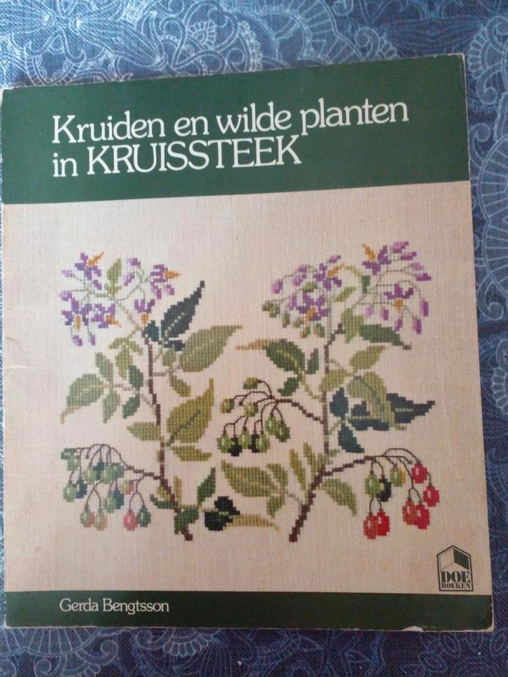 Kruiden en wilde planten in kruissteek - Gerda Bengtsson, Boeken, Hobby en Vrije tijd, Gelezen, Borduren en Naaien, Ophalen of Verzenden