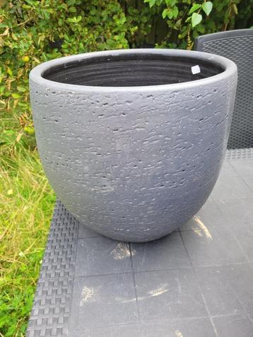 Mooie grote stenen bloempot / plantenbak , rond, 36 cm hoog beschikbaar voor biedingen
