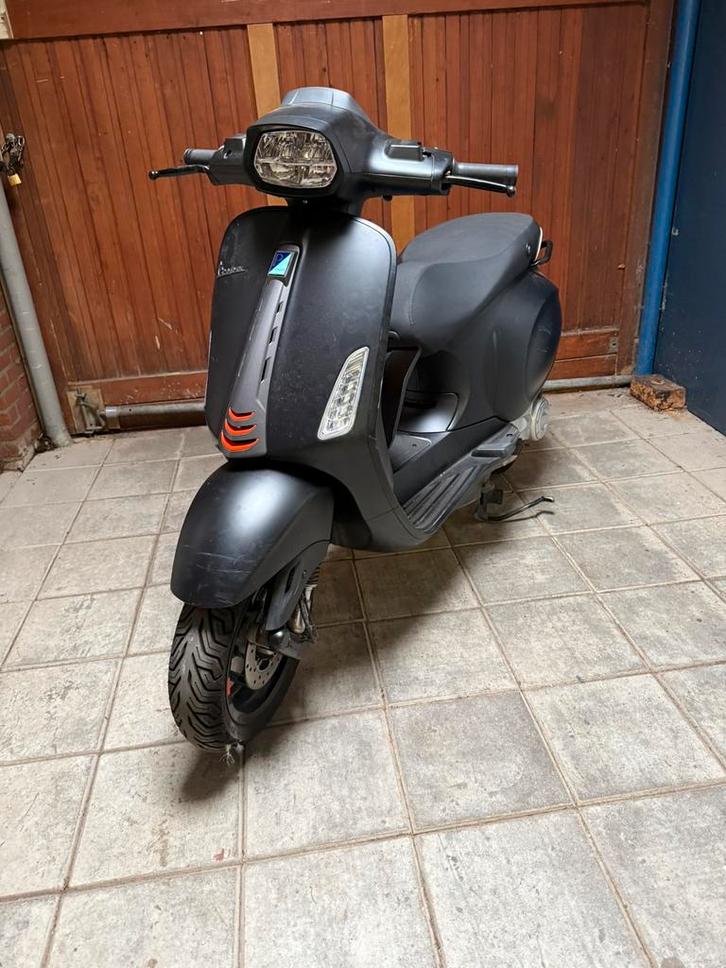 Vespa sprint S met fabriek garantie, Fietsen en Brommers, Snorfietsen en Snorscooters, Zo goed als nieuw, Vespa, Benzine, Ophalen of Verzenden