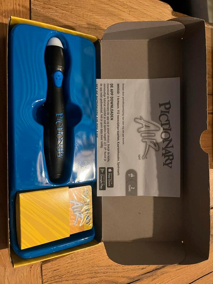 Pictionary Air - Teken in de lucht!, Hobby en Vrije tijd, Gezelschapsspellen | Bordspellen, Zo goed als nieuw, Een of twee spelers