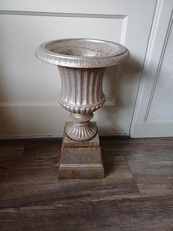 Prachtige brocante gietijzeren tuinvaas op sokkel beschikbaar voor biedingen