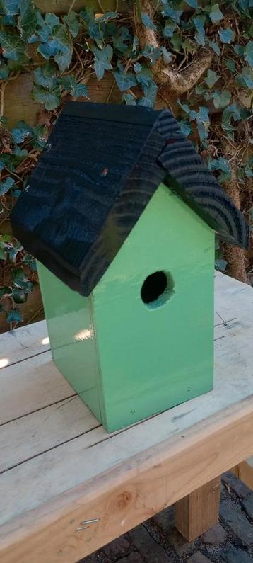 Prachtig gekleurd (voorjaars) vogelhuis beschikbaar voor biedingen