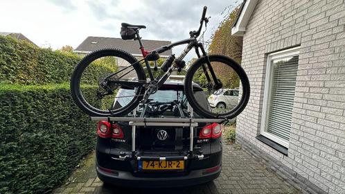Fietsendrager zonder trekhaak voor de VW Tiguan, Auto diversen, Fietsendragers, Zo goed als nieuw, Achterklepdrager, 2 fietsen