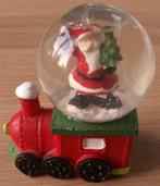 Sneeuwbol op trein / locomotief in de sneeuwbol een kerstman, Diversen, Kerst, Ophalen of Verzenden, Nieuw