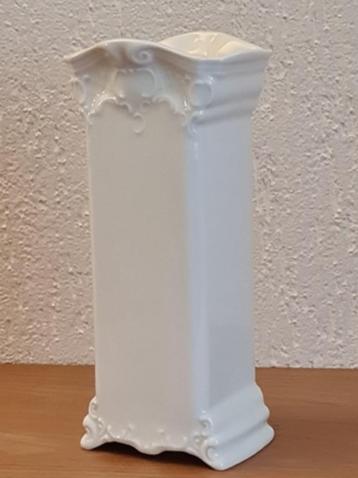 vaas wit porselein beschikbaar voor biedingen