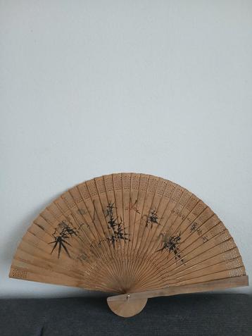 Chinese houten of bamboe open gewerkte waaier beschikbaar voor biedingen
