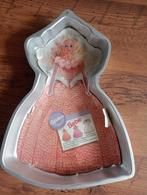 Vintage cakeblik Barbie van Mattel Wilton, Ophalen of Verzenden, Zo goed als nieuw, Taarten of Cupcakes, Bakvorm