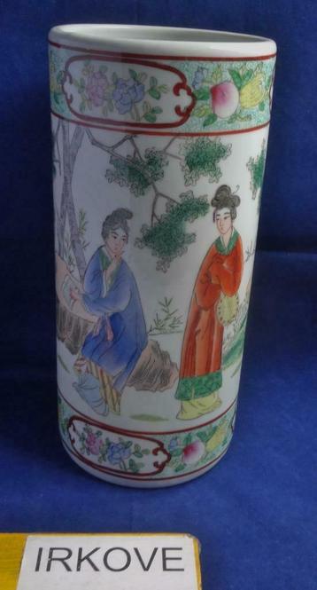 RECHTE OOSTERSE VAAS OF STANDAARD * Porselein * beschikbaar voor biedingen