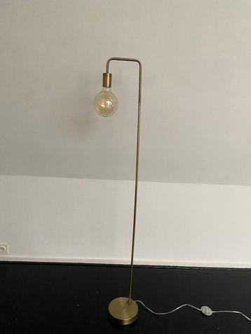 Staande gouden vloerlamp van Beliani – elegant en stijlvol! beschikbaar voor biedingen