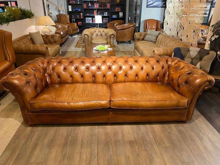 Gave XL Engelse chesterfield 4 Zits bank bendic Cognac, Antiek en Kunst, Antiek | Meubels | Stoelen en Banken, Ophalen of Verzenden