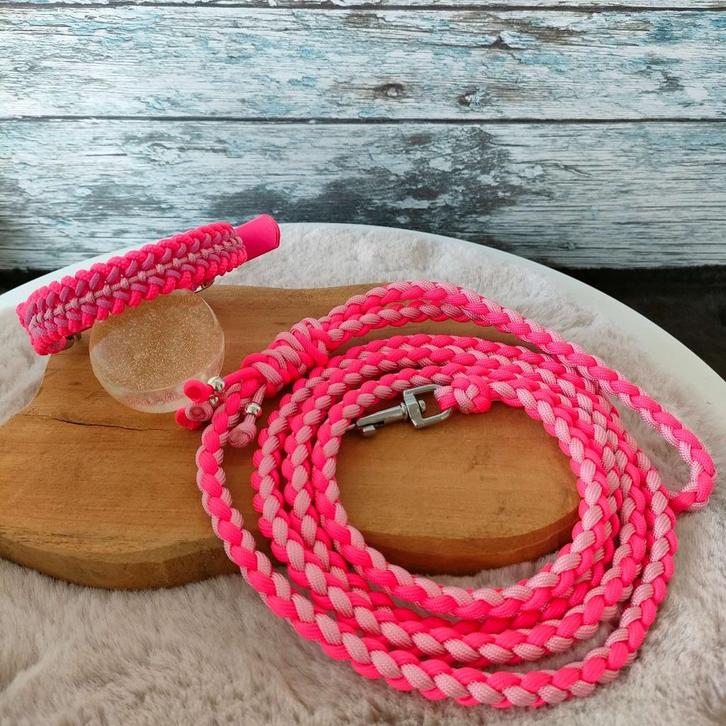 Sanctifiet halsband en lijn set roze, Dieren en Toebehoren, Hondenhalsbanden en Penningen, Nieuw, Handgemaakt, Ophalen of Verzenden
