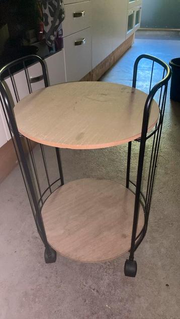 Bijzettafel op wieltjes beschikbaar voor biedingen