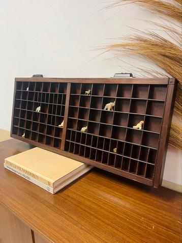 Prachtige antieke letterbak hout met origineel beslag vakjes beschikbaar voor biedingen