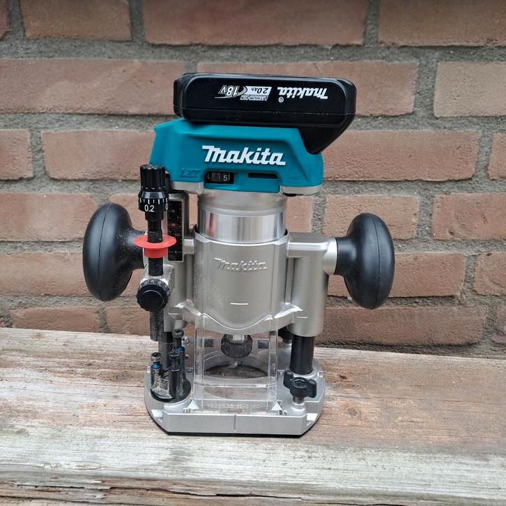 Freesmachine, boven Frees makita  accu incl.accessoires., Doe-het-zelf en Verbouw, Gereedschap | Freesmachines, Zo goed als nieuw