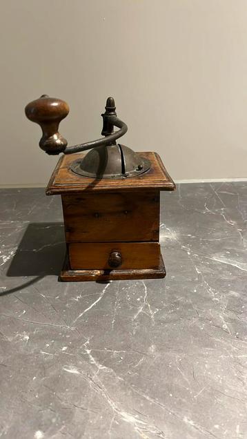 Antieke koffiemolen Vintage beschikbaar voor biedingen