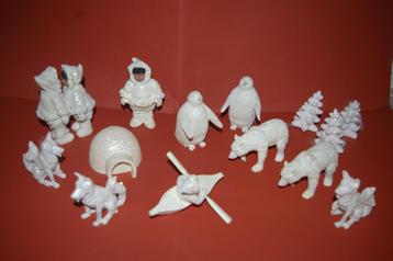 Kerst / Winter figuren Drie grote en veertien kleine. beschikbaar voor biedingen