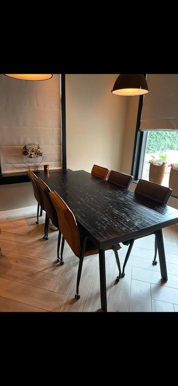 Zwarte eettafel hout met metaal onderstel beschikbaar voor biedingen