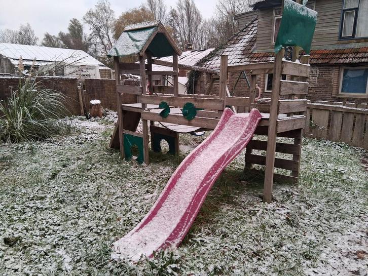 Houten Speeltoren met Glijbaan en Schommel, Kinderen en Baby's, Speelgoed | Buiten | Speeltoestellen, Gebruikt, Glijbaan, Klimwand
