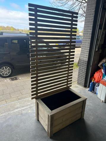 Plantenbak met rek beschikbaar voor biedingen