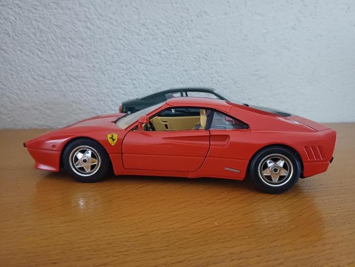 Ferrari GTO 1984  Ferrari 456 GT 1992 Bburago 2x voor €42,00, Hobby en Vrije tijd, Modelauto's | 1:18, Zo goed als nieuw, Auto