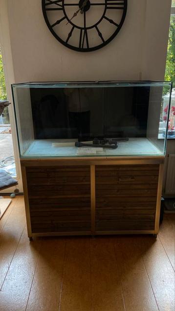 Zeeaqurium met onderkast. beschikbaar voor biedingen
