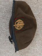 oude militaire baret met embleem Limburgse jagers, Ophalen of Verzenden, Landmacht, Nederland, Embleem of Badge