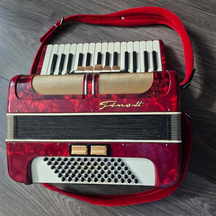 Mooie Finotti Toetsaccordeon met handige koffer, Muziek en Instrumenten, Accordeons, Gebruikt, Toetsaccordeon, Overige formaten