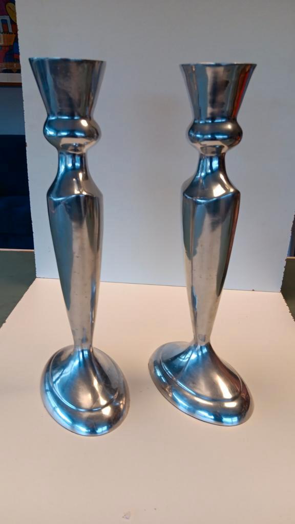 2 zilverkleurige hoge kandelaars., Huis en Inrichting, Woonaccessoires | Kandelaars en Kaarsen, Zo goed als nieuw, Kandelaar, 25 tot 50 cm