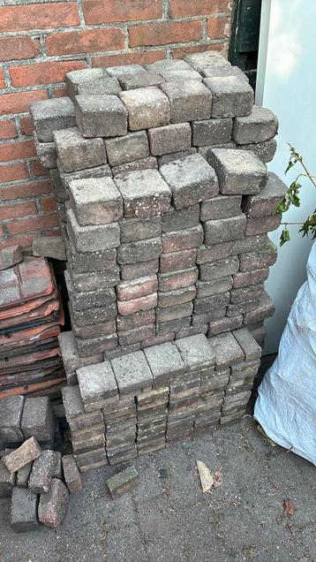 Gratis vierkante kleine tegeltjes 10x10 cm zsm ophalen!  beschikbaar voor biedingen