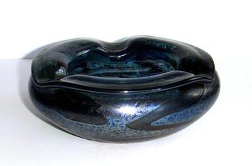 Art glass met hand gemaakte glazen asbak, gesigneerd. beschikbaar voor biedingen
