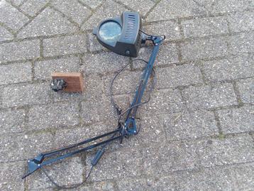 Loep met verlichting en tafel bevestiging. Igst beschikbaar voor biedingen