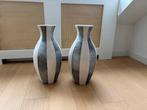 Mooie gestreepte vaas, Huis en Inrichting, Woonaccessoires | Vazen, 50 tot 75 cm, Wit, Aardewerk of Porselein, Ophalen of Verzenden