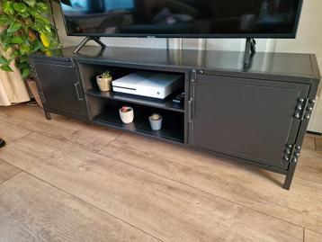 Zwart metalen tvmeubel beschikbaar voor biedingen