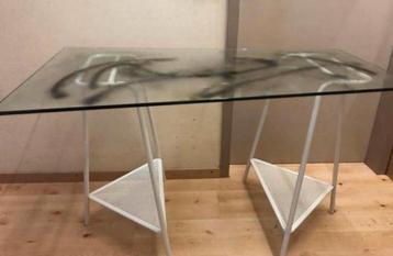 Twee Nieuw IKEA Tilslag Schragen met gratis glazen tafelblad beschikbaar voor biedingen