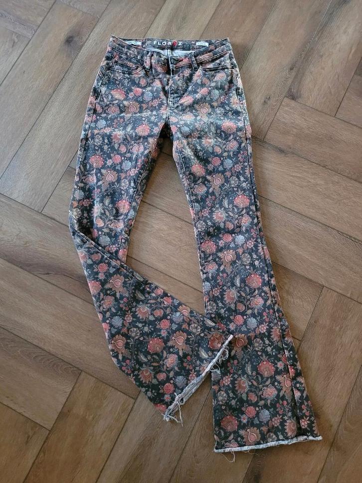 Super leuke flared broek van Florez, maat 27, Kleding | Dames, Broeken en Pantalons, Zo goed als nieuw, Maat 34 (XS) of kleiner