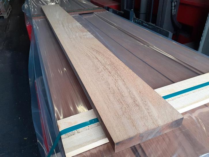 Iroko balk / plank geschaafd 42x230x2380mm - weg=weg, Tuin en Terras, Palen, Balken en Planken, Nieuw, Planken, 180 tot 250 cm
