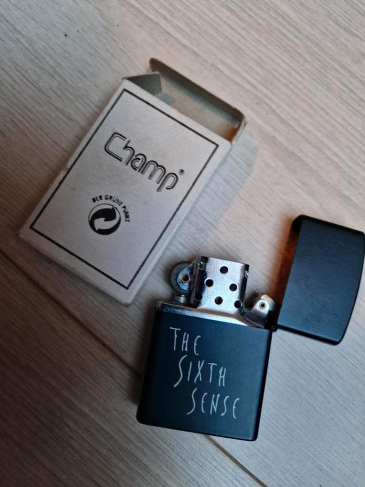 1999 the sixth sense aansteker zippo champ benzine, Verzamelen, Film en Tv, Ophalen of Verzenden