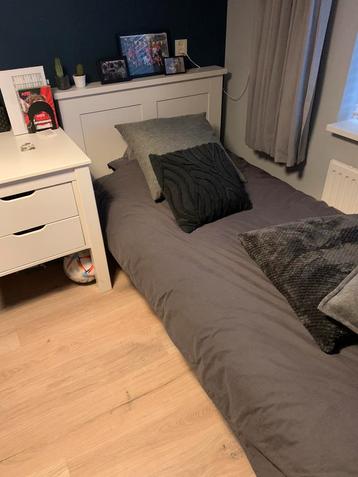 Eén persoonsbed inclusief lattenbodem,matras en nachtkastje