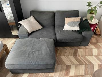Donkergrijze bank met hocker