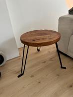 Houten bijzettafel met metalen poten, Huis en Inrichting, Tafels | Bijzettafels, Minder dan 45 cm, Minder dan 55 cm, Gebruikt