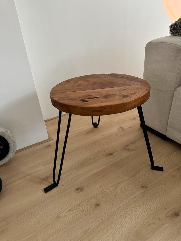 Houten bijzettafel met metalen poten, Huis en Inrichting, Tafels | Bijzettafels, Gebruikt, Rond, Minder dan 45 cm, Minder dan 55 cm