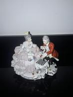 Dresden kantporselein dame en heer aan schaaktafel, Antiek en Kunst, Verzenden