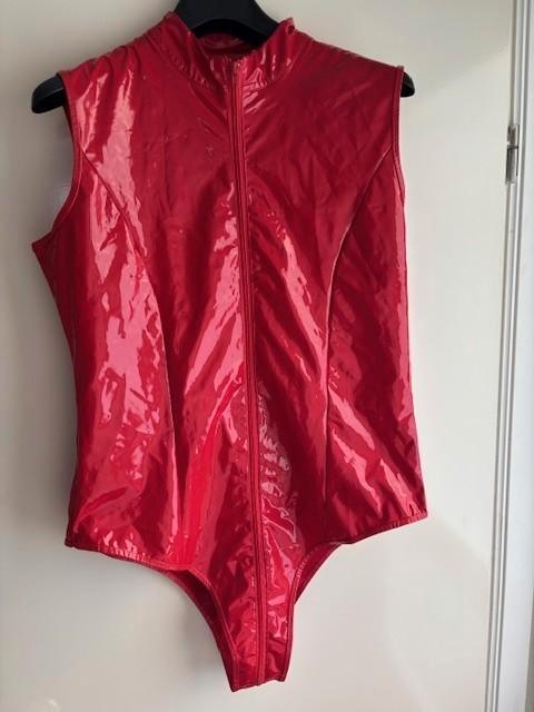 Rode lakbody 4xl, Kleding | Dames, Carnavalskleding en Feestkleding, Zo goed als nieuw, Kleding, Overige thema's, Maat 46/48 (XL) of groter