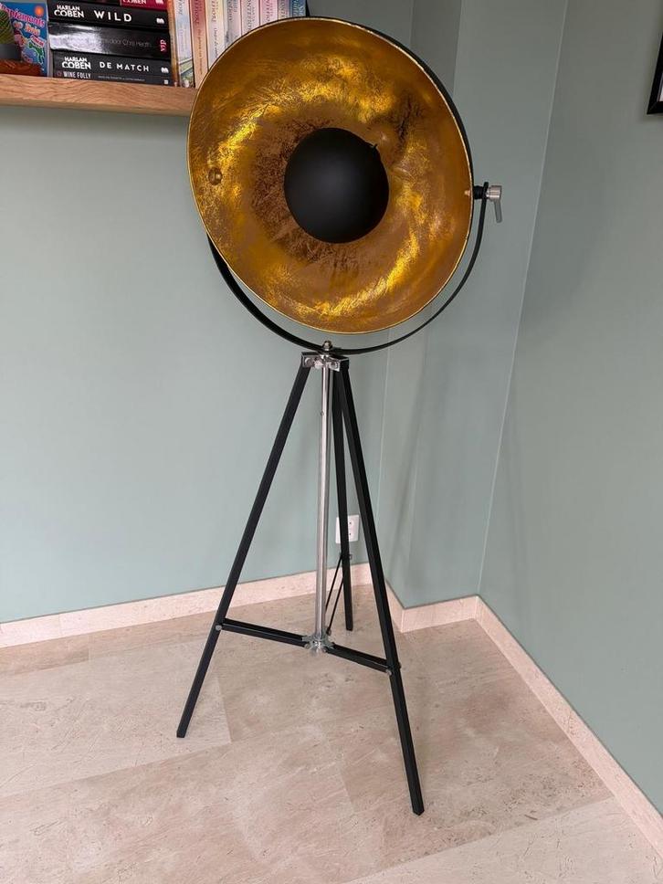Industriële driepoot lamp zwart/goud - 156cm hoog, Huis en Inrichting, Lampen | Vloerlampen, Zo goed als nieuw, 150 tot 200 cm