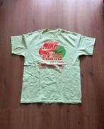 Nike NSW World Tour T-Shirt – Glow in the Dark Details!, Overige kleuren, Maat 48/50 (M), Nike, Ophalen of Verzenden