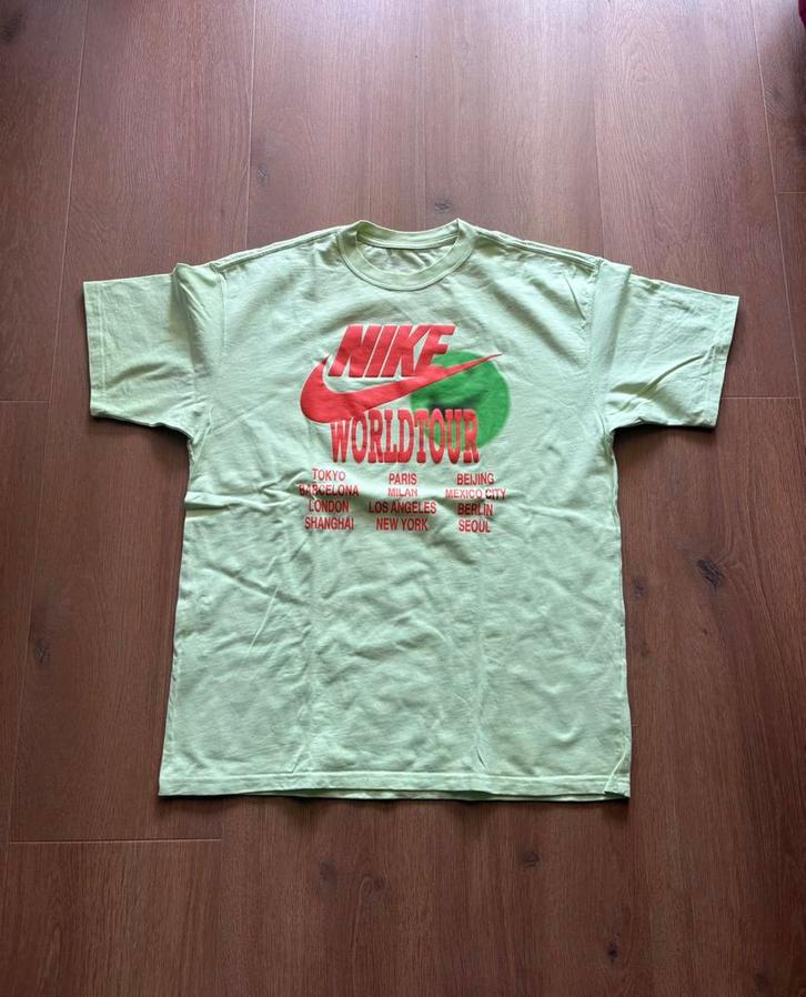 Nike NSW World Tour T-Shirt – Glow in the Dark Details!, Kleding | Heren, T-shirts, Gedragen, Maat 48/50 (M), Overige kleuren
