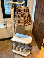 Lamp met tafeltje en tijdschriften opslag, Huis en Inrichting, Lampen | Vloerlampen, Ophalen, Gebruikt, Landelijk, Minder dan 100 cm