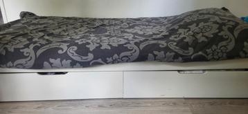 1 persoons bed met 2 lades. Kleur wit. Afm: 190x 80