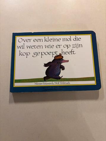 Over een kleine mol die wil weten wie er op zijn kop gepoept beschikbaar voor biedingen