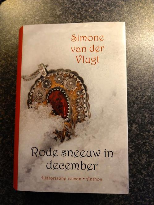 Simone van der Vlugt - Rode sneeuw in december, Boeken, Historische romans, Zo goed als nieuw, Ophalen
